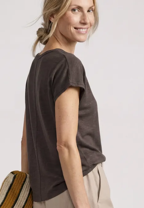 Dropped Shoulder Shirt mit Rundhals espresso brown Seitenansicht einer Frau mit Zopf, trägt dunkles T-Shirt und helle Hose vor einfarbigem Hintergrund.