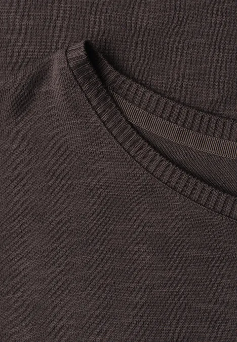 Dropped Shoulder Shirt mit Rundhals espresso brown Dunkelbraunes Strickshirt mit Rundhalsausschnitt in Nahaufnahme