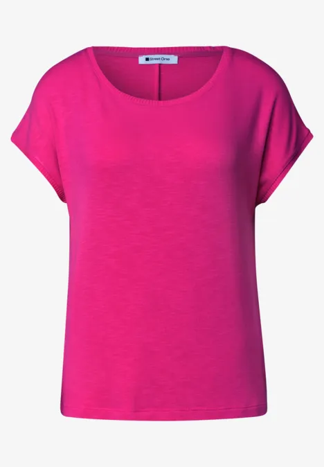 Dropped Shoulder Shirt mit Rundhals magenta dream Ein pinkfarbenes, kurzärmeliges Shirt mit Rundhalsausschnitt.
