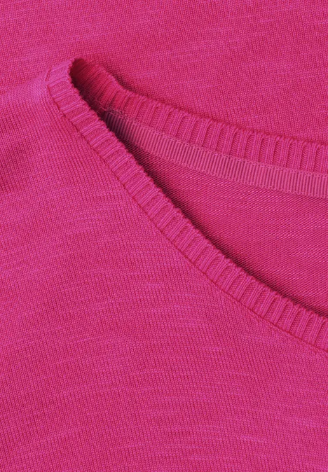 Dropped Shoulder Shirt mit Rundhals magenta dream Nahaufnahme eines pinken Strickstoffs mit feiner Maschenstruktur und abgerundetem Ausschnitt