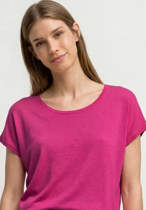Dropped Shoulder Shirt mit Rundhals magenta dream Eine Frau in pinkem T-Shirt vor weißem Hintergrund.
