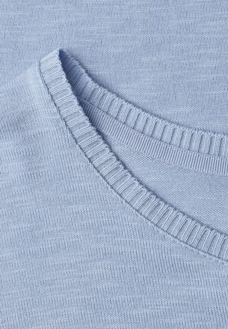 Dropped Shoulder Shirt mit Rundhals cashmere blue Nahaufnahme eines hellblauen Strickoberteils mit Rundhalsausschnitt und feiner Rippenstruktur.