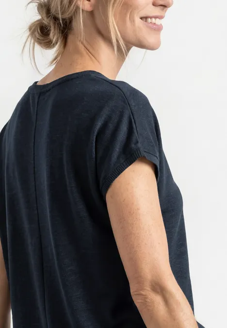Dropped Shoulder Shirt mit Rundhals shadowed navy Frau im Profil trägt dunkelblaues kurzärmeliges Shirt und lächelt leicht.