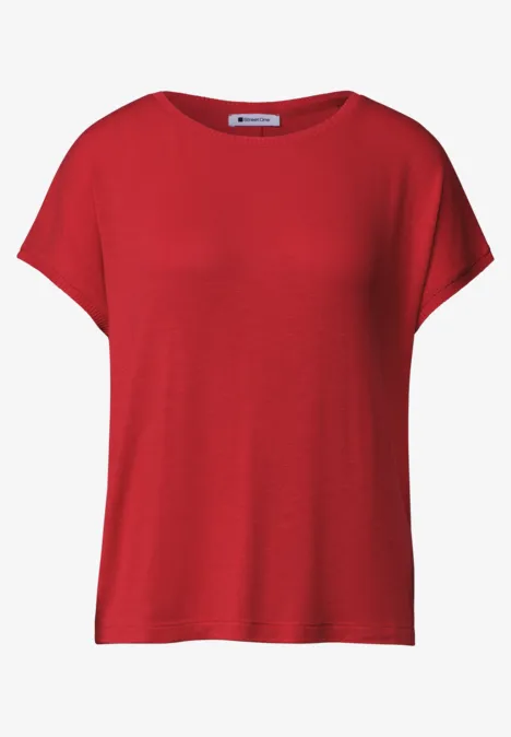 Rood T-shirt met korte mouwen en ronde hals op witte achtergrond.