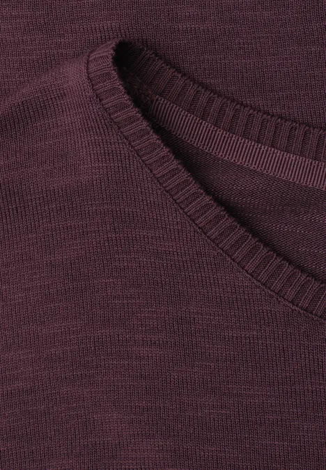 Dropped Shoulder Shirt mit Rundhals rustic rouge Detailaufnahme eines bordeauxfarbenen Oberteils mit geripptem Rundhalsausschnitt.