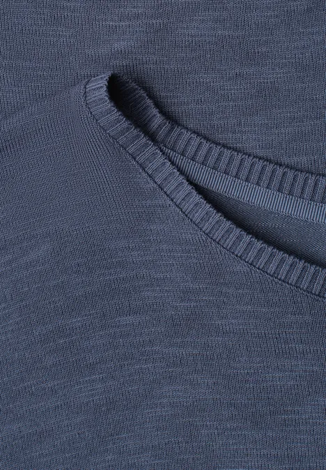 Dropped Shoulder Shirt mit Rundhals ashen blue Nahaufnahme eines dunkelblauen Rundhalsausschnitts mit feinem Strickmuster.