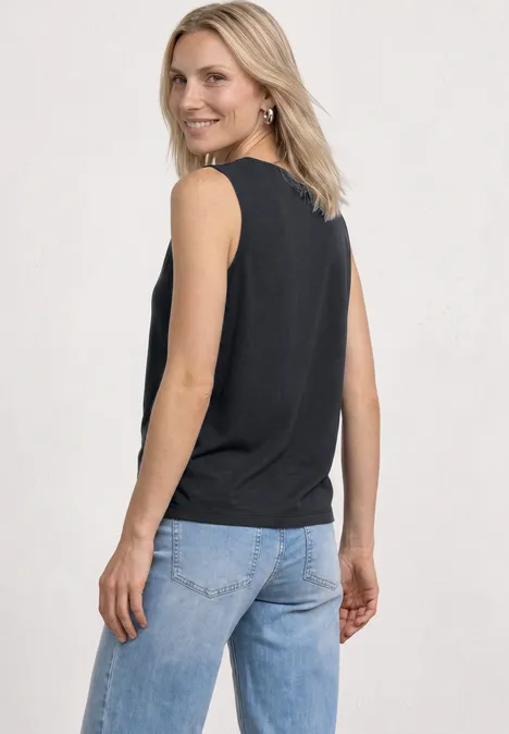 Silk-Look Top mit Wasserfall-Ausschnitt Black Eine Frau von hinten in schwarzem ärmellosem Top und blauen Jeans.