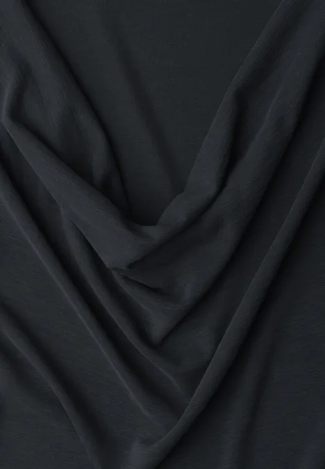 Silk-Look Top mit Wasserfall-Ausschnitt Black Schwarzer, leicht geraffter Stoff mit weichen Falten