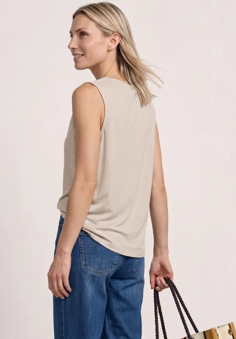 Silk-Look Top mit Wasserfall-Ausschnitt clay sand Frau von hinten in beige ärmellosem Oberteil, blauen Jeans und mit einer Handtasche in der rechten Hand