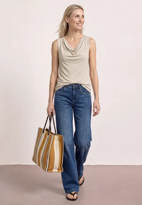 Silk-Look Top mit Wasserfall-Ausschnitt clay sand Dame in Jeans und ärmellosem Top trägt gestreifte Stofftasche