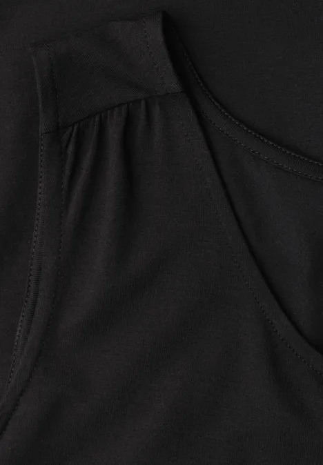 Schwarzes ärmelloses Sporttop aus elastischem, atmungsaktivem Stoff mit Rundhalsausschnitt.
