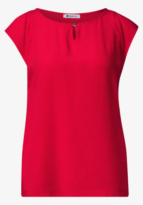 Rood damestop met korte mouwen en klein split bij de ronde hals.