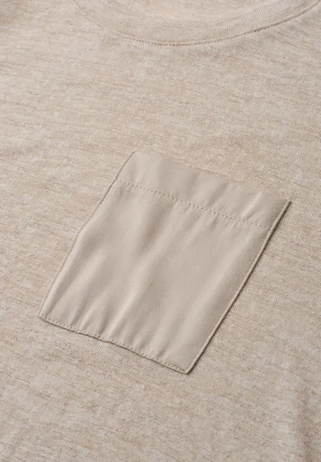Beiges T-Shirt mit rundem Ausschnitt und aufgesetzter Brusttasche aus glattem Stoff.