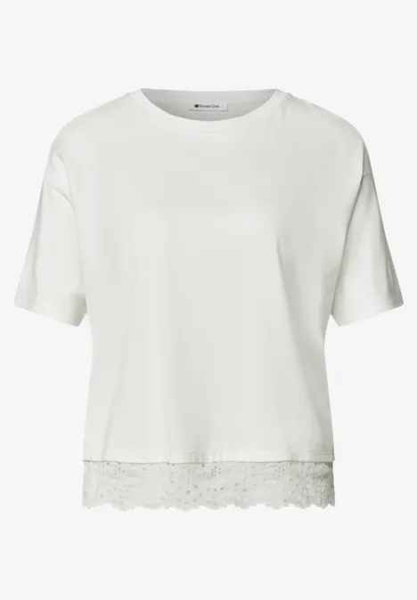 Weißes T-Shirt mit kurzen Ärmeln und Spitzenbesatz am unteren Saum.