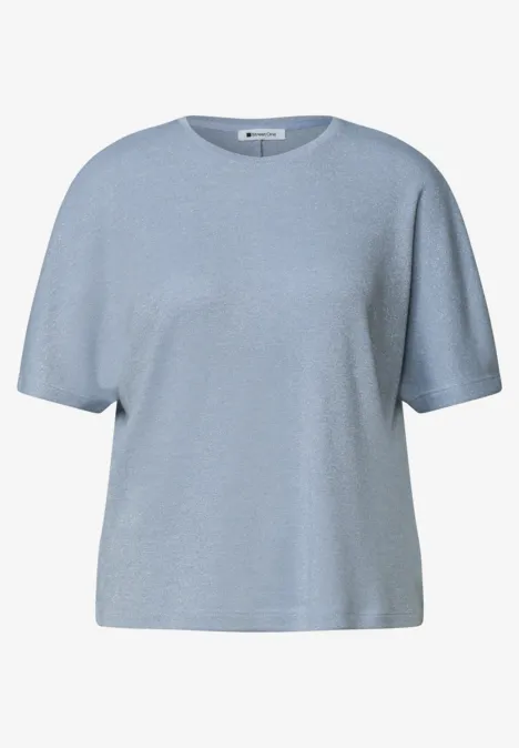 Hellblaues, locker geschnittenes T-Shirt mit Rundhalsausschnitt und kurzen Ärmeln, schlicht im Design.