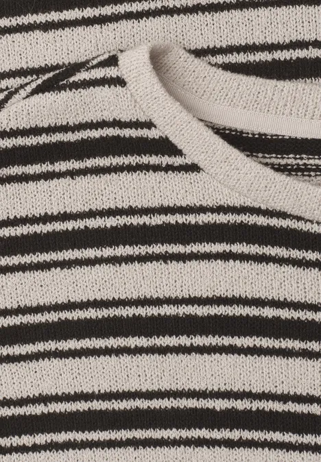 T-shirt en tricot avec col rond Black Nahaufnahme eines gestrickten Stoffs mit unregelmäßigen schwarz-weißen Querstreifen.