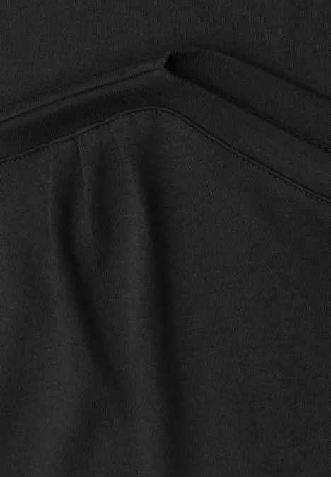 Dropped Shoulder Shirt mit Raffung Black Nahaufnahme eines schwarzen Kleidungsstücks mit raffinierter Überlappung und sauberer Naht.