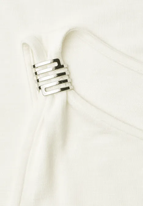 Weißer Stoffträger mit verstellbarem Metallring, Detail eines Kleidungsstücks