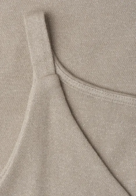 Top avec col en V et détails scintillants clay sand Gros plan d’un débardeur spaghetti beige et pailleté.