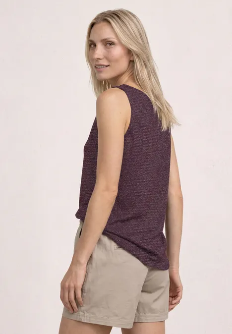 Top mit V-Neck und Glitzerdetails rustic rouge Eine Frau von hinten, trägt ein ärmelloses lila Oberteil und beigefarbene Shorts vor hellem Hintergrund.