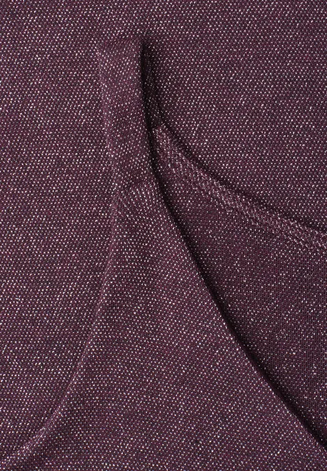 Top mit V-Neck und Glitzerdetails rustic rouge Nahaufnahme eines violetten, strukturierten Stoffes mit abgerundeter Naht