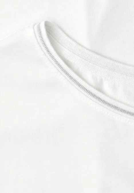 Nahaufnahme eines weißen Baumwoll-T-Shirts mit Rundhalsausschnitt und sichtbarer Naht