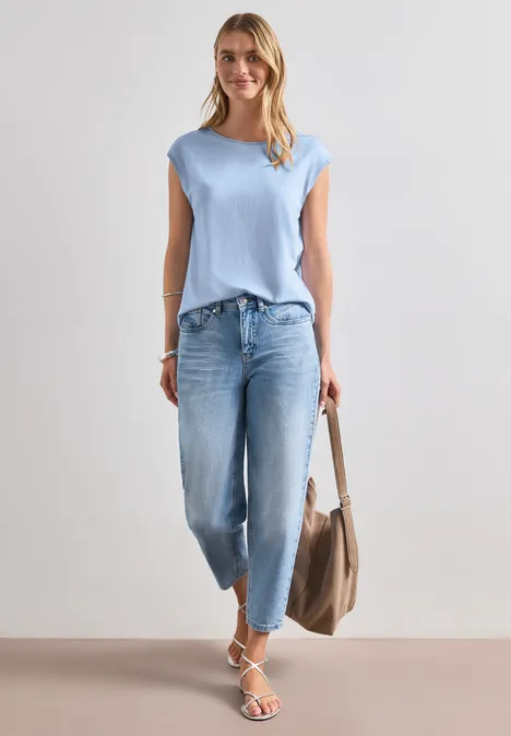 Shirt mit Rundhals und Rippdetails cashmere blue Frau in hellblauem Shirt, lockeren Jeans und Sandalen, trägt Shopper-Tasche vor neutralem Hintergrund