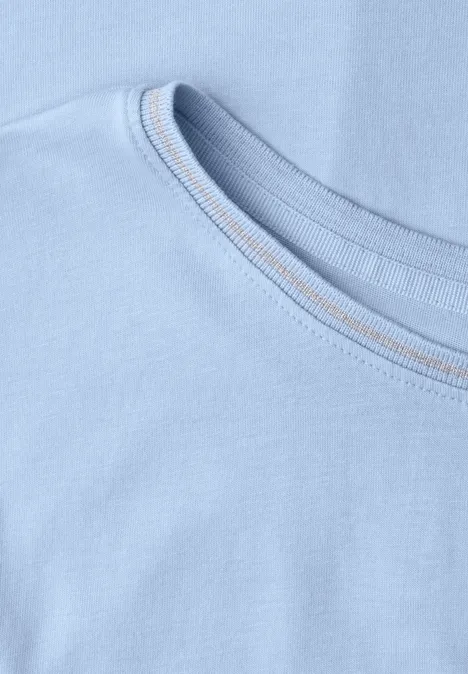 Shirt mit Rundhals und Rippdetails cashmere blue Nahaufnahme eines hellblauen T-Shirt-Ausschnitts mit feiner Naht.