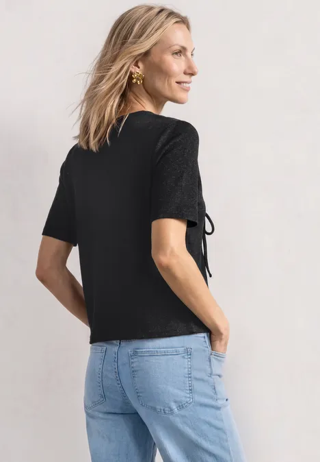 Veste en maille avec rubans Black Femme de dos en t-shirt noir à manches lacées et jean