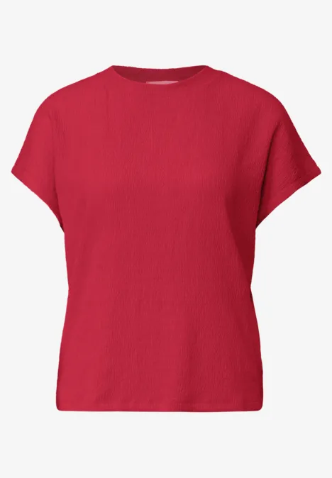 Rotes, kurzärmeliges T-Shirt mit Rundhalsausschnitt.