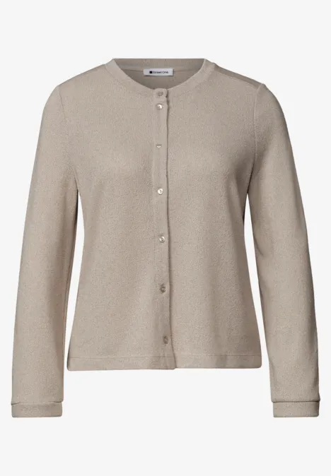 Beige gebreid vest met ronde hals en knoopsluiting, eenvoudig en elegant.
