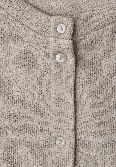 Beige gebreid vest met ronde hals en drie witte knopen.