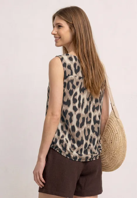 Top mit V-Neck und Elastiksaum timeless beige Eine Frau von hinten in ärmelloser Leo-Bluse, braunen Shorts und runder Strohtasche.
