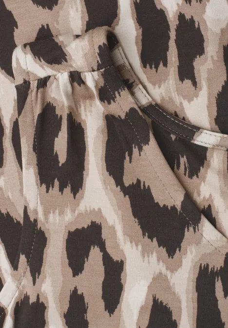 Top mit V-Neck und Elastiksaum timeless beige Nahaufnahme eines beige-braunen Leopardenmusters auf Stoff mit Naht und Tascheneinzug.