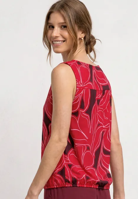 Top mit V-Neck und Elastiksaum salsa red Frau in rotem, ärmellosem Top mit abstraktem Linienmuster, von der Seite fotografiert.