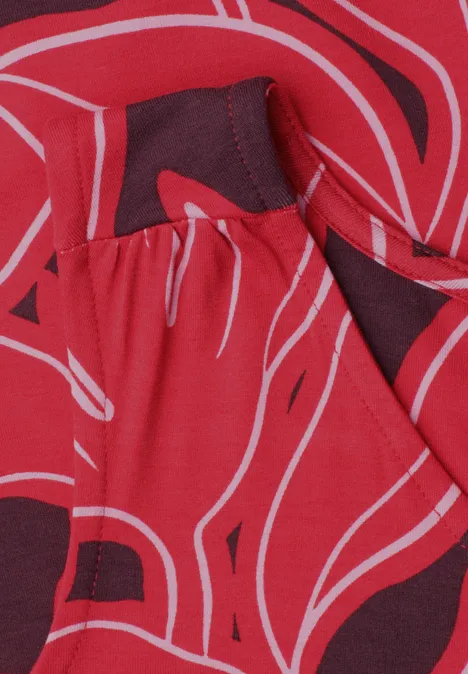 Top mit V-Neck und Elastiksaum salsa red Roter Stoff mit abstrakten weißen Linien, dunklen Flecken und kleiner aufgesetzter Tasche.