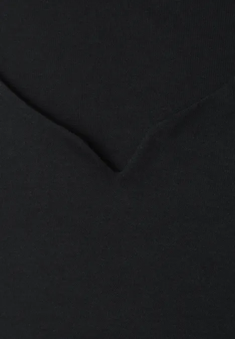 Close-up van zwart textiel met subtiele V-vormige naad