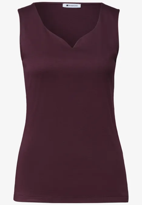 Basic top met hartvormige halslijn rustic rouge Ärmelloses bordeauxfarbenes Top mit taillierter Passform und leicht asymmetrischem Ausschnitt.