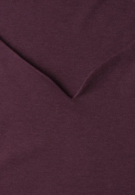 Basic top met hartvormige halslijn rustic rouge Ein dunkelviolettes Textil mit einer auffälligen Falte und weicher Struktur.