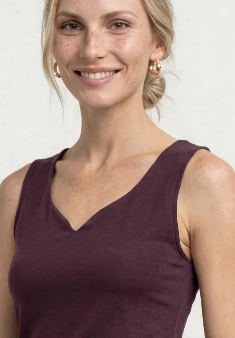 Top basique avec encolure en cœur rustic rouge Femme portant un débardeur bordeaux sans manches, à col en V.