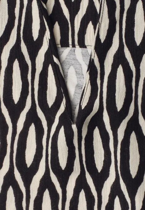 Close-up van zwart-wit zebraprint stof met een V-vormige opening.