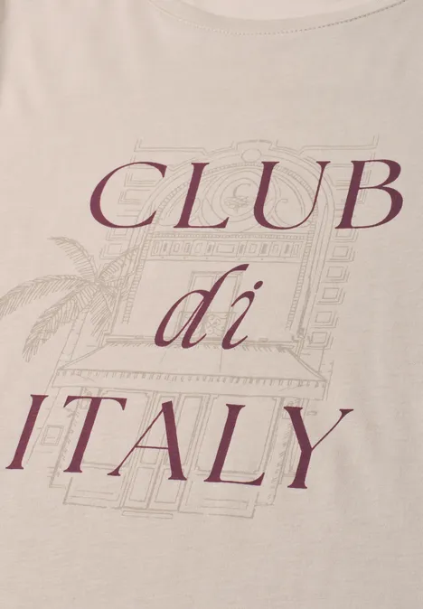 Beiges T-Shirt mit bordeauxrotem 'CLUB di ITALY'-Schriftzug und skizzenhaftem Palmen- und Gebäudemotiv im Hintergrund.