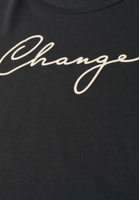 Schwarzes T-Shirt mit beigem Schriftzug 'Change' in geschwungener Schreibschrift.