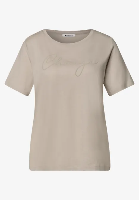 Beige T-shirt met ronde hals en korte mouwen, subtiel ton-sur-ton printdetail op de voorkant.