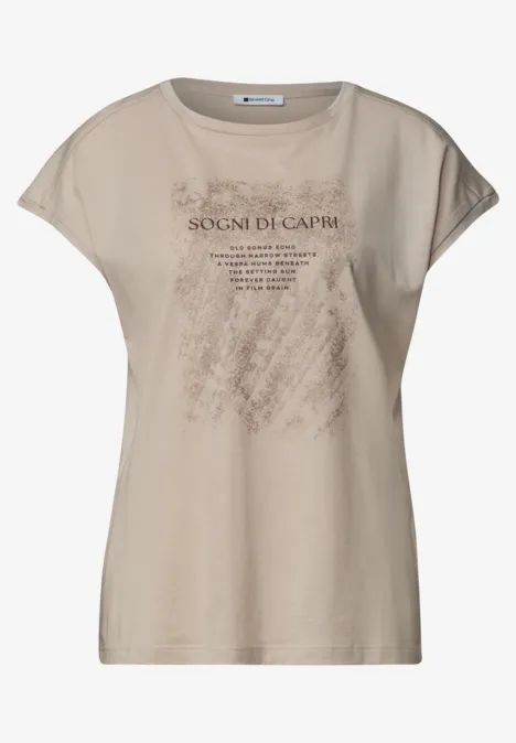 Beige dames-T-shirt met korte mouwen en subtiele tekstprint op de voorkant.
