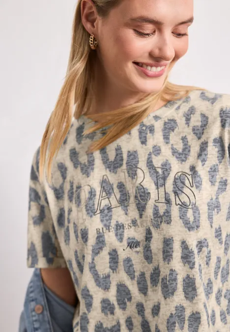 T-shirt femme à manches courtes, motif léopard clair et inscription 'Paris' brodée.