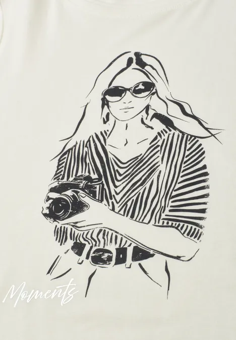 Stilisiertes Line-Art einer Frau mit Kamera in der Hand und gestreiftem Oberteil auf hellem Hintergrund