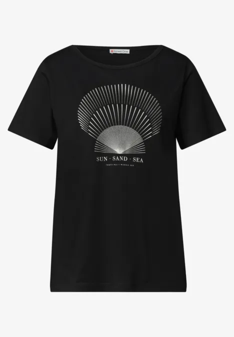 Schwarzes T-Shirt mit halbrunder Sonnengrafik und dem Schriftzug „SUN·SAND·SEA“ vorne.