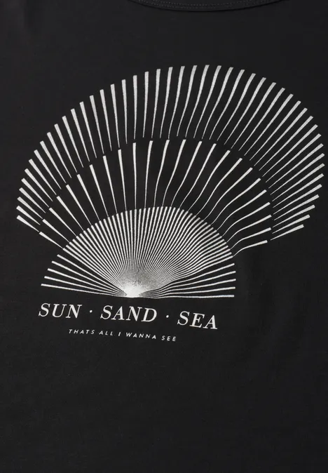 Schwarzes T-Shirt mit weißer, abstrakter Muschelspirale und 'SUN · SAND · SEA'-Aufdruck.