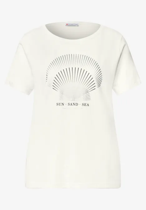 Weißes T-Shirt mit minimalistischem Sonnen-Logo und dem Schriftzug 'SUN SAND SEA' vorne.